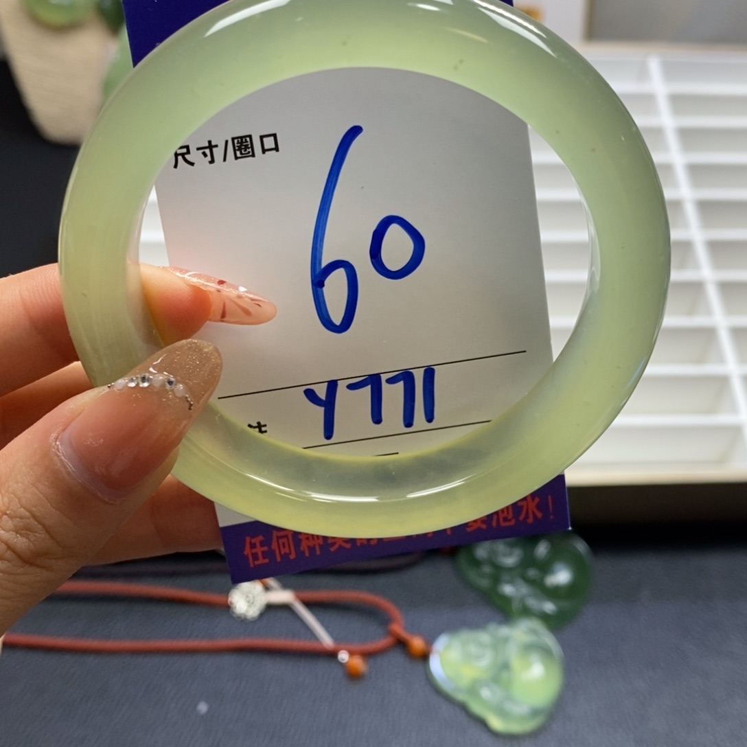 蛇纹石玉手镯足铂镶嵌