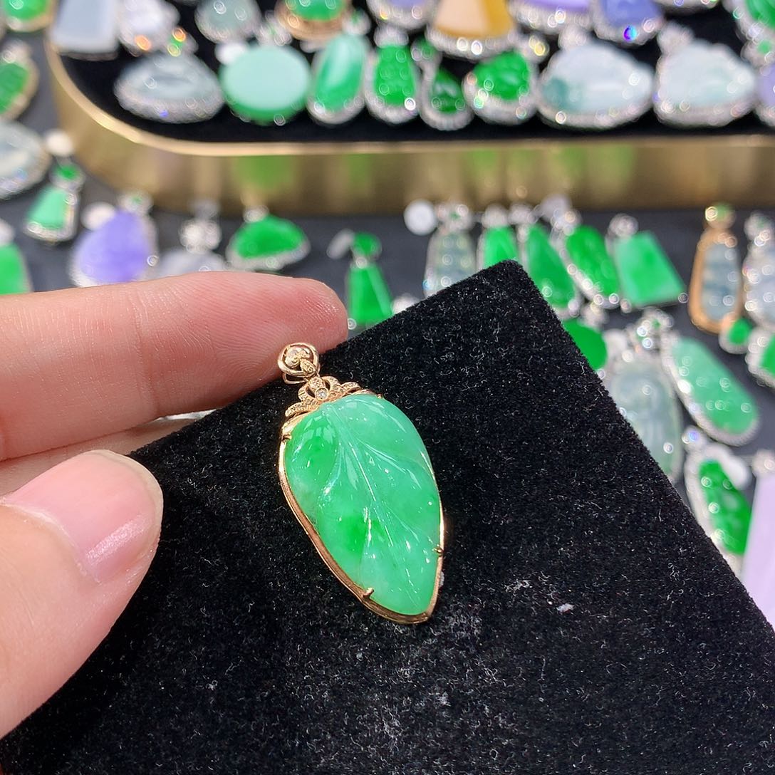 翡翠18K金镶嵌颈饰