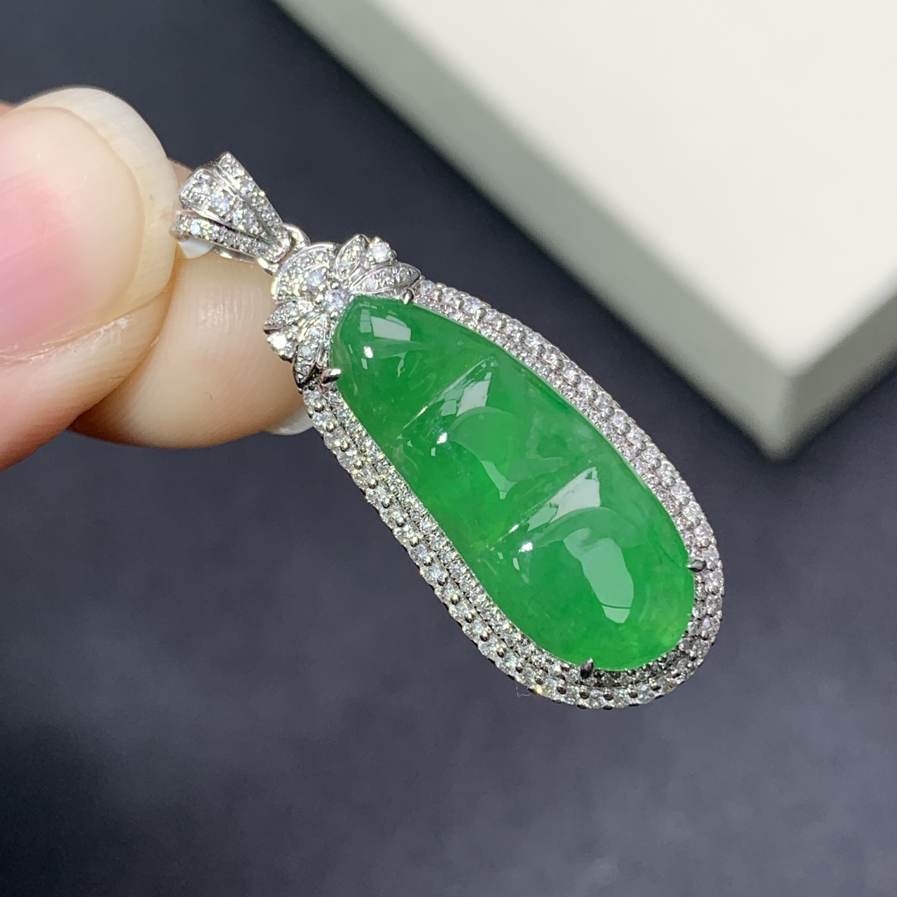 新品推荐·18k金冰胶浓阳绿豆子福豆缅A翡翠玉石吊坠气质轻奢