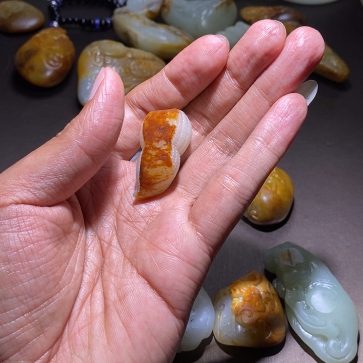 快***她和田玉未镶嵌颈饰