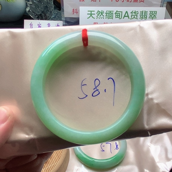 翡翠未镶嵌手镯苹果绿