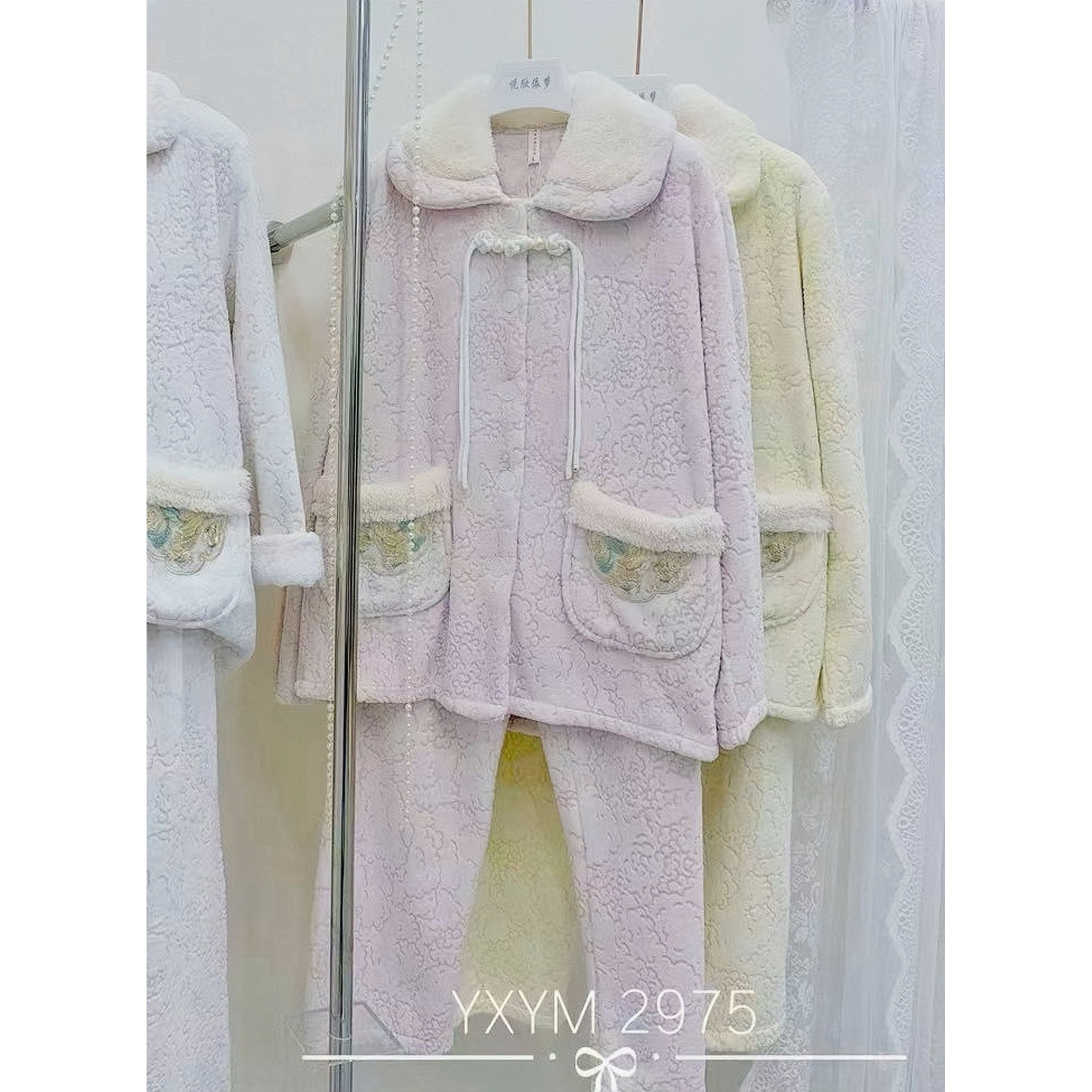 2975 冬季女士娃娃领国风结口袋毛绒边刺绣开衫家居服套装