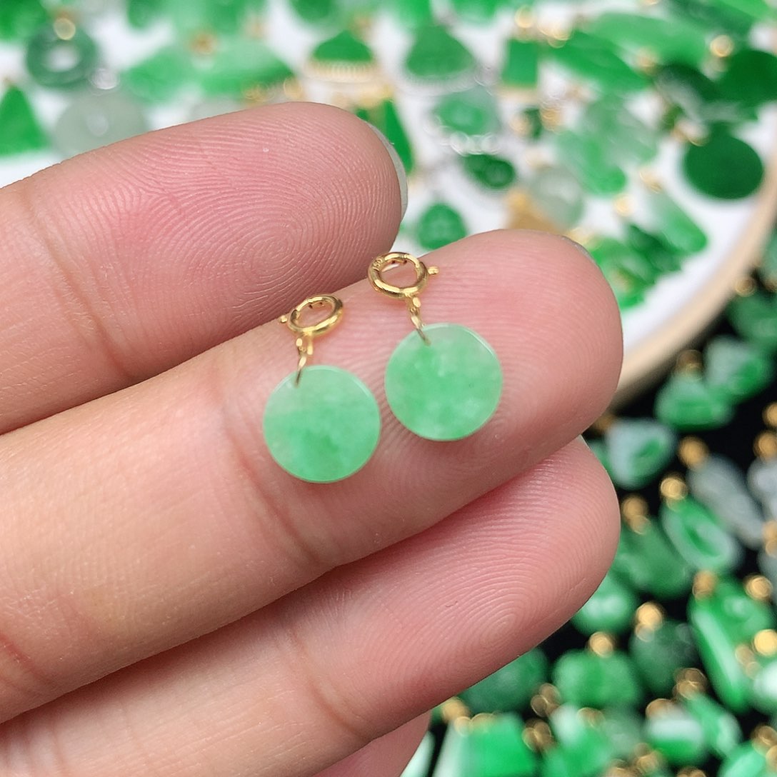 翡翠配石18K金扣 小巧精美飘阳绿小圆牌一对