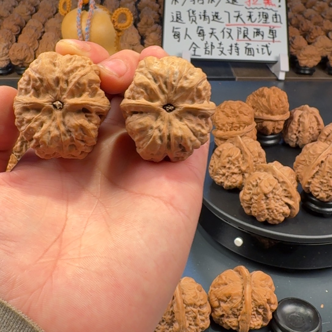 牛***大吊坠文玩核桃蛤蟆的眼睛是真的好看啊我的天啊