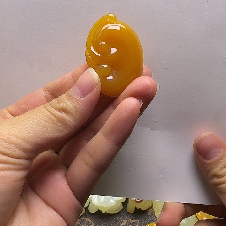 芝***儿石英质玉（黄龙玉）未镶嵌手镯