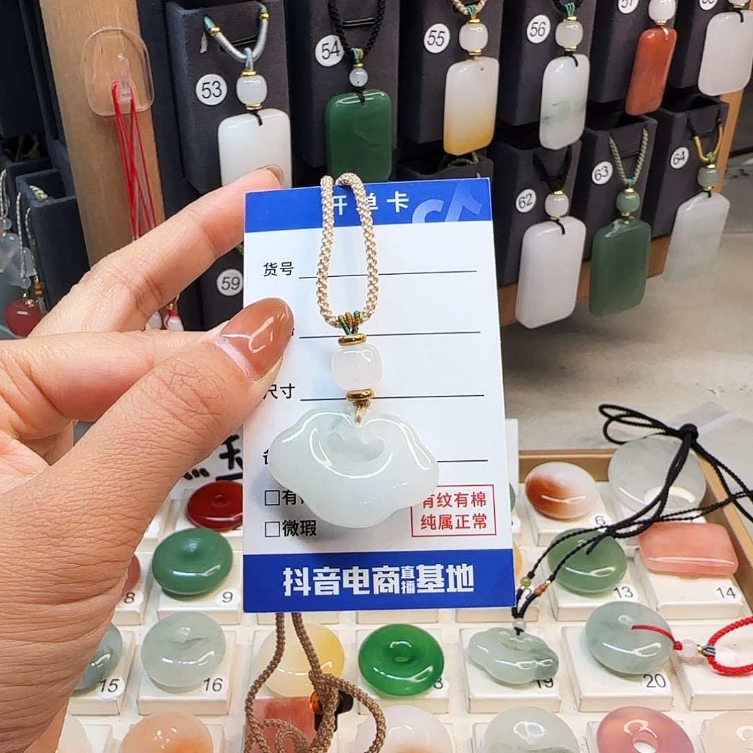 石英质玉未镶嵌颈饰