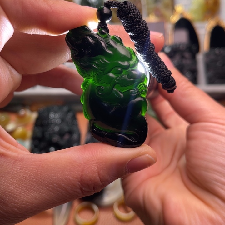 蛇纹石玉未镶嵌颈饰