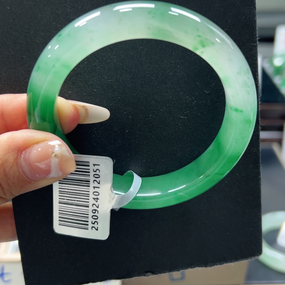 宸****石英质玉未镶嵌手镯