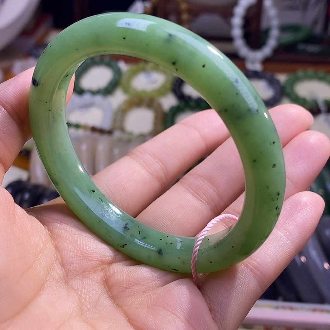 颈饰未镶嵌和田玉毕业级乌兰海猕猴桃苹果绿手镯56.4