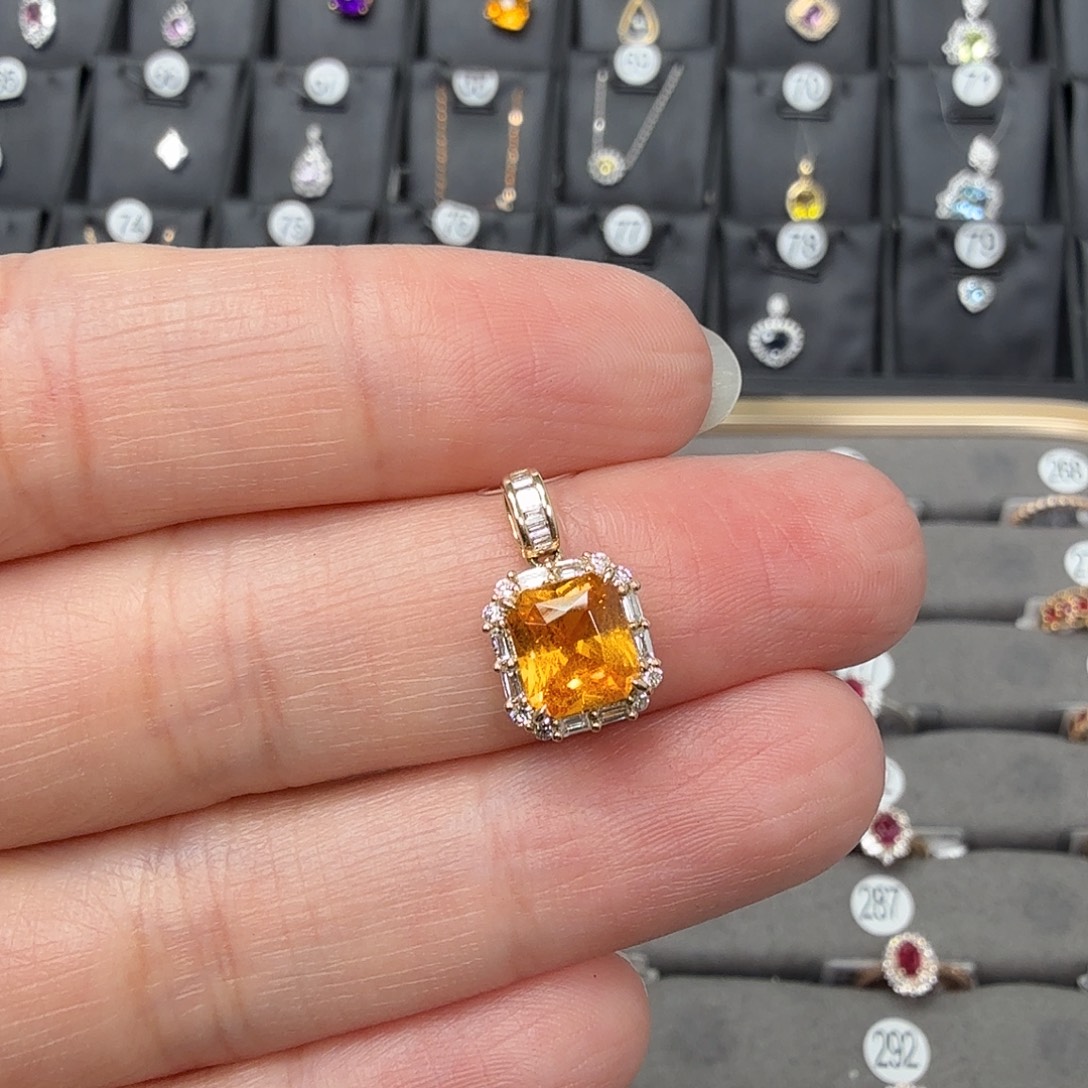 18K金镶嵌吊坠(不含链)石榴石（芬达石）气质优雅1.72克拉