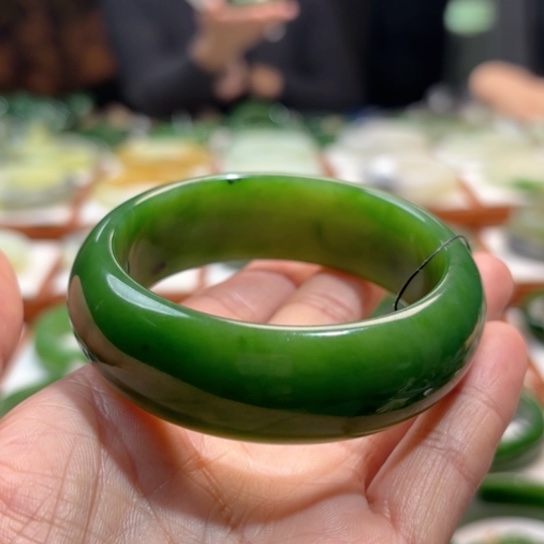 和田玉手镯未镶嵌?**姐