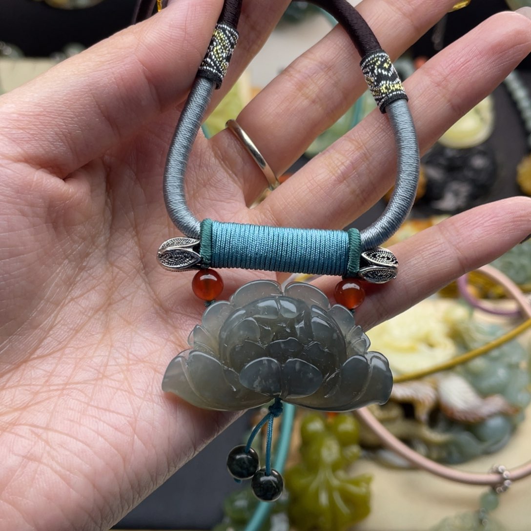 蛇纹石玉颈饰未镶嵌