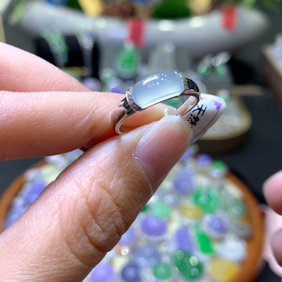 【闪购商品】翡翠颈饰18K金镶嵌翡翠吊坠项链