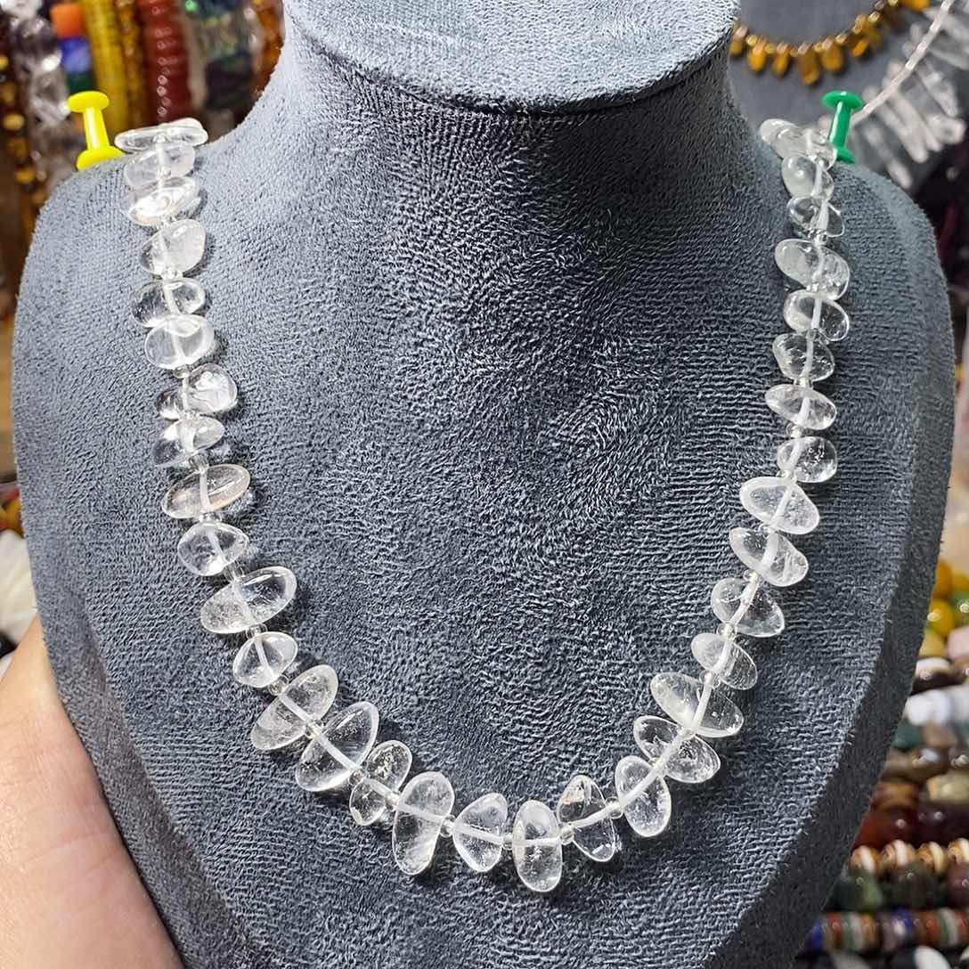 石英质玉未镶嵌，高透天然白水晶中孔长牙一条，