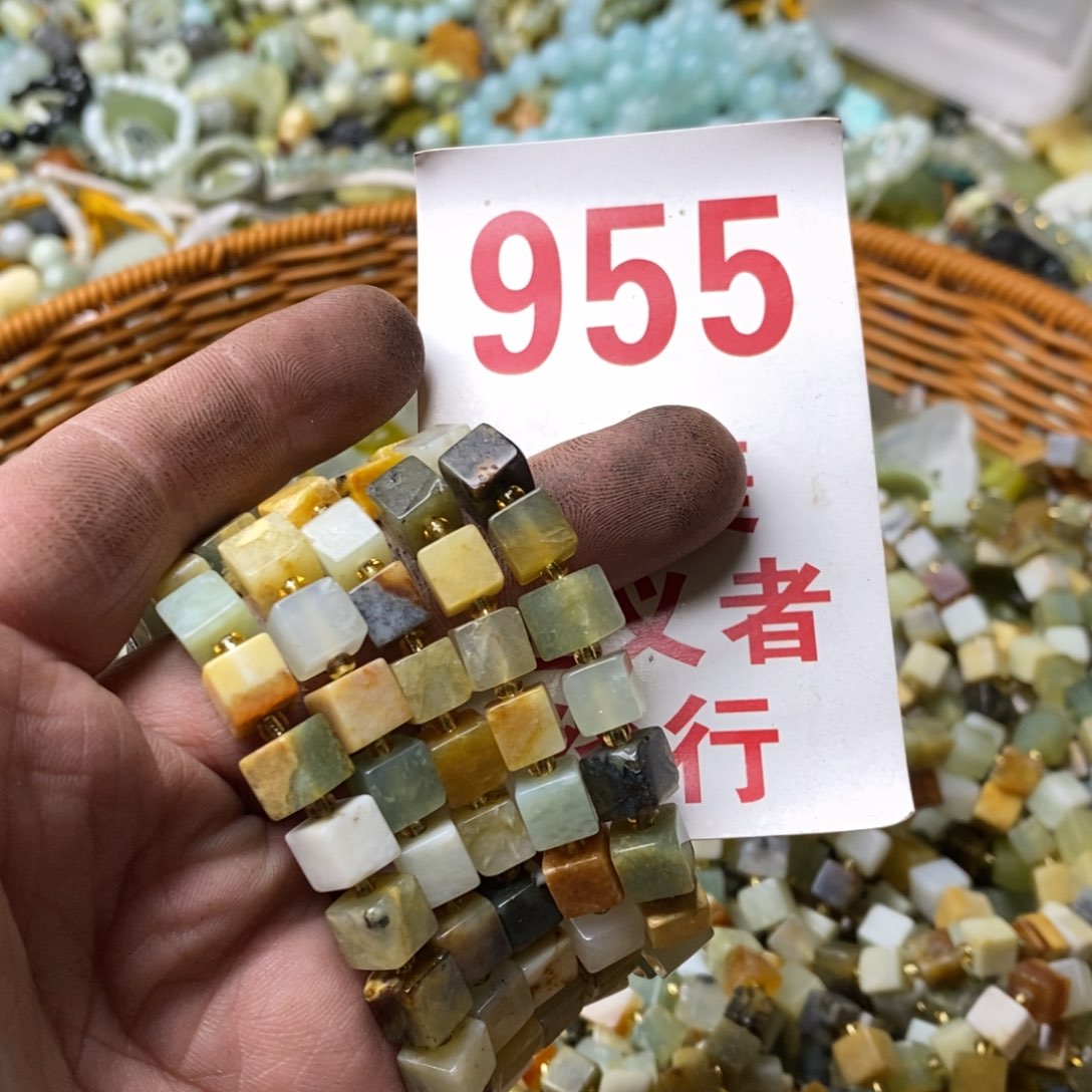 蛇纹石玉挂坠未镶嵌