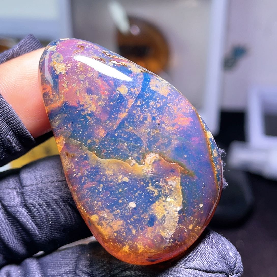 琥珀裸石未镶嵌。。