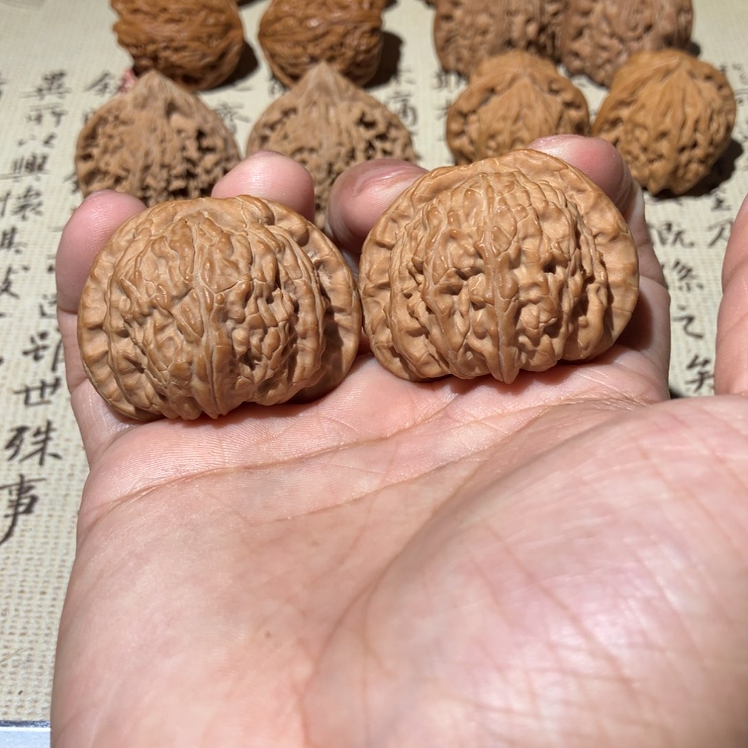 文玩核桃吊坠闷白43尺全品