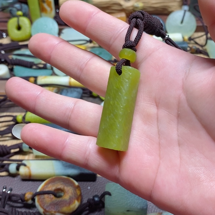 蛇纹石玉挂件未镶嵌