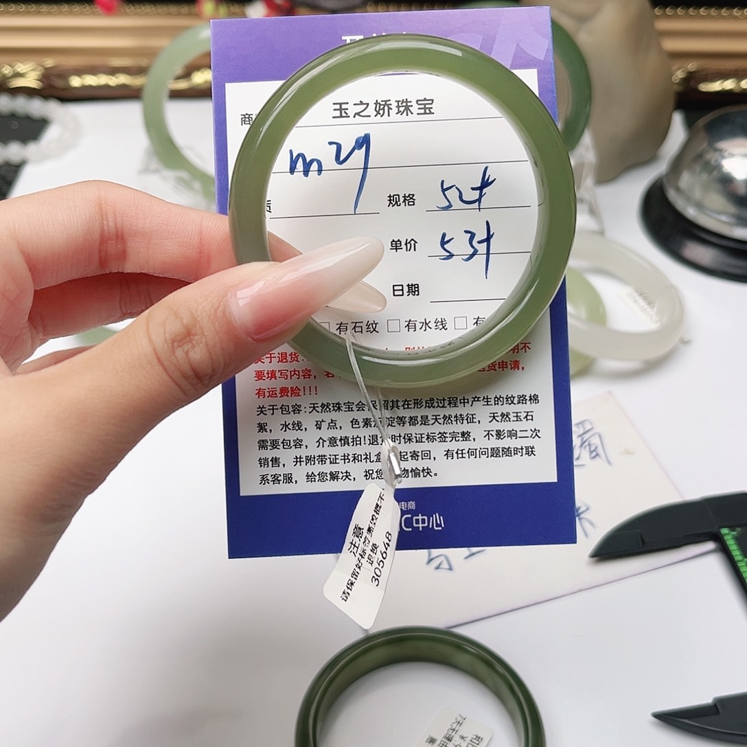 澜***和田玉未镶嵌手镯