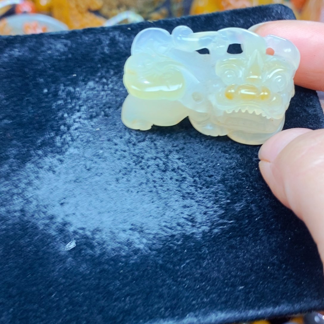 未镶嵌石英质玉（黄龙玉）颈饰