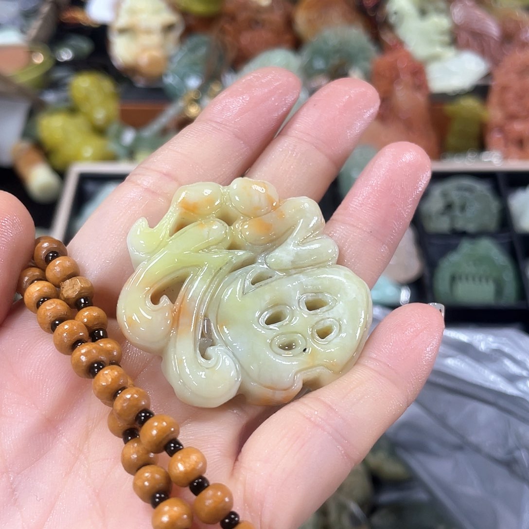 蛇纹石玉颈饰未镶嵌