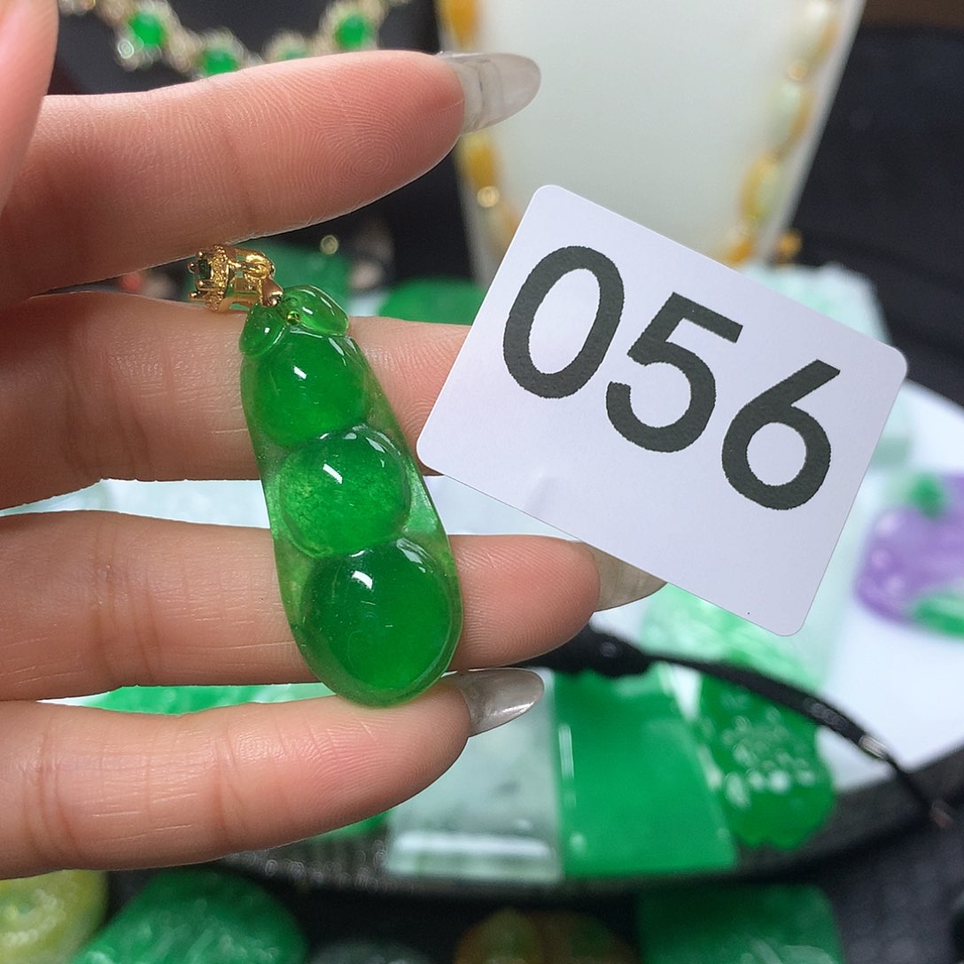 翡翠吊坠(赠链)未镶嵌