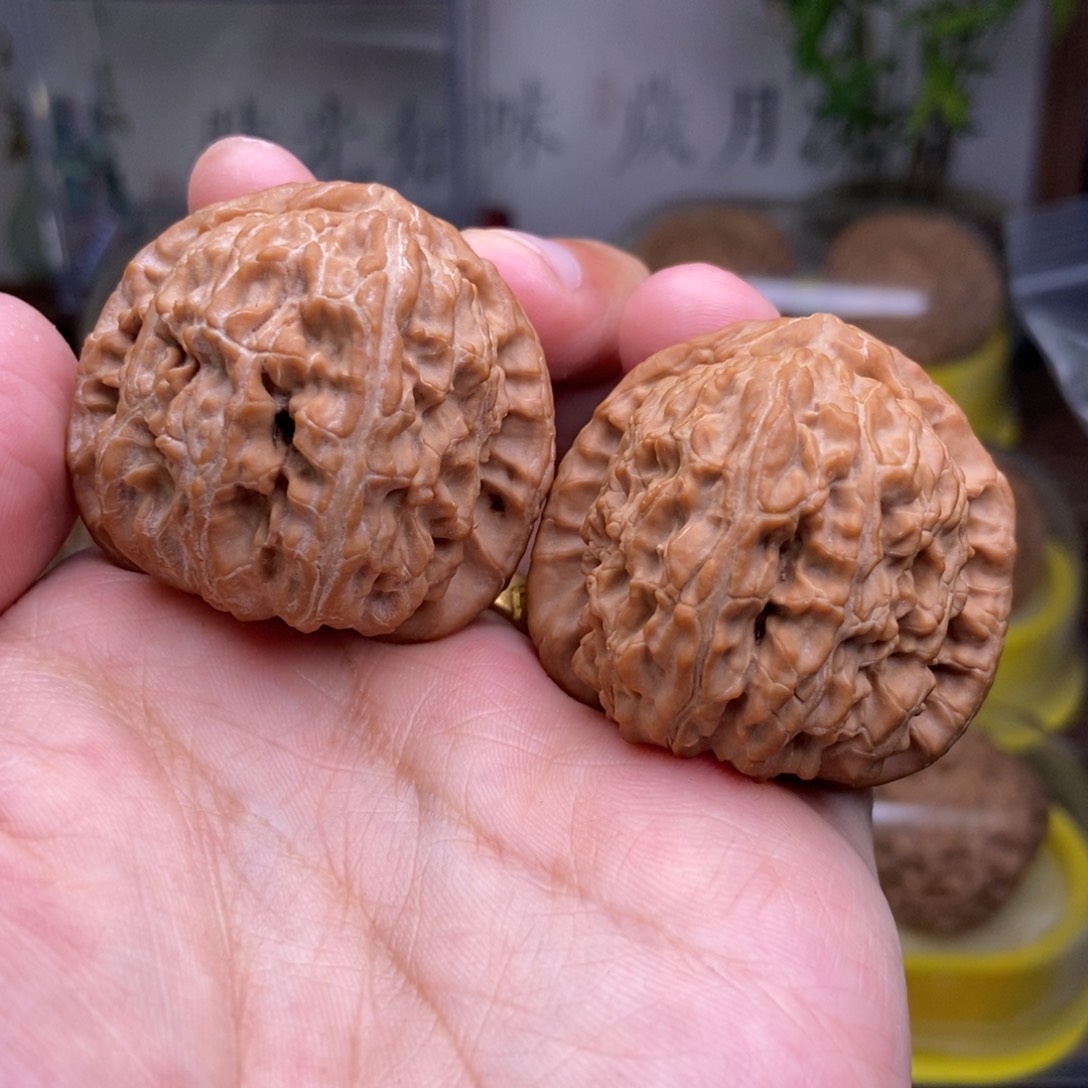 文玩核桃吊坠全品40尺三角白红皮山地
