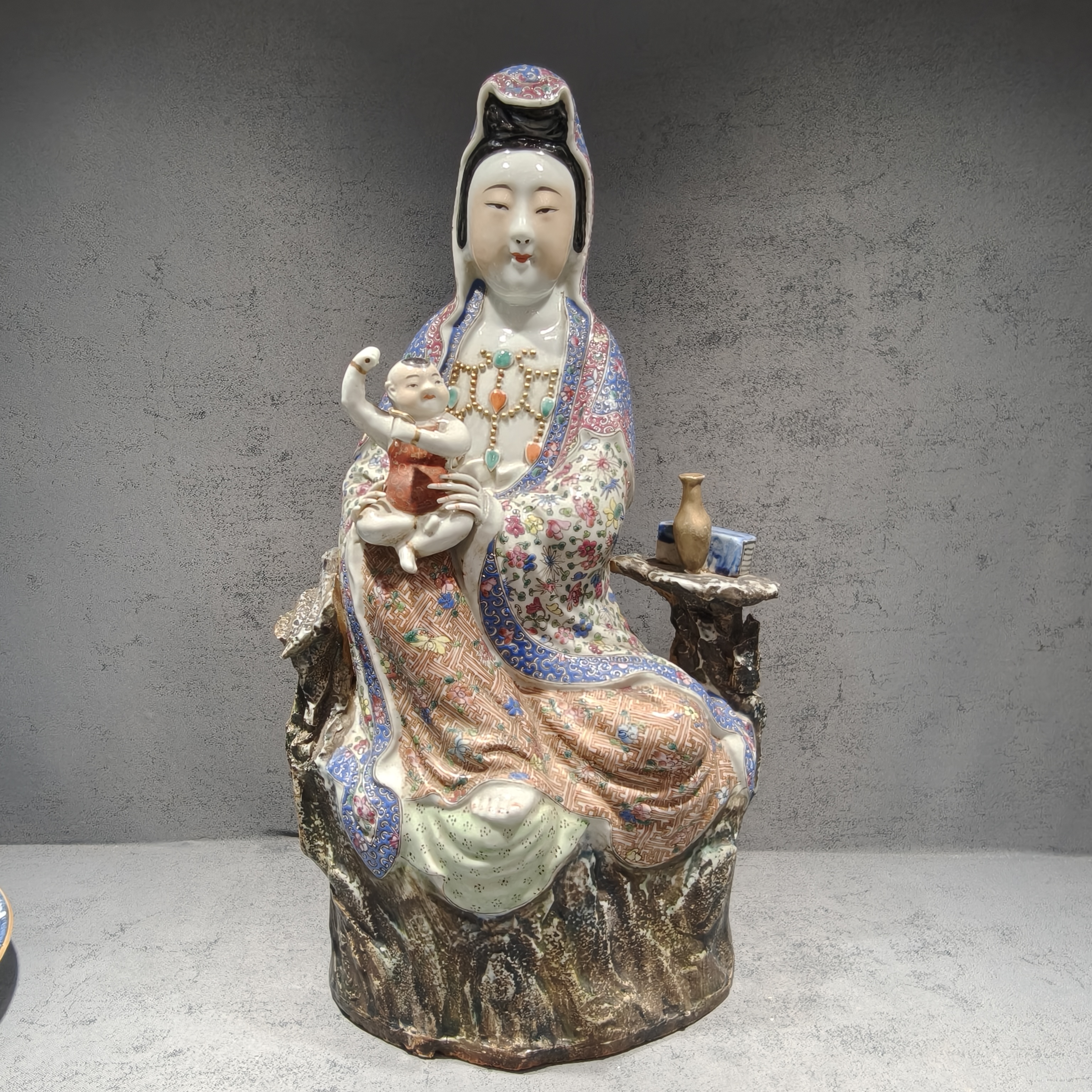 清乾隆粉彩送子观音塑像