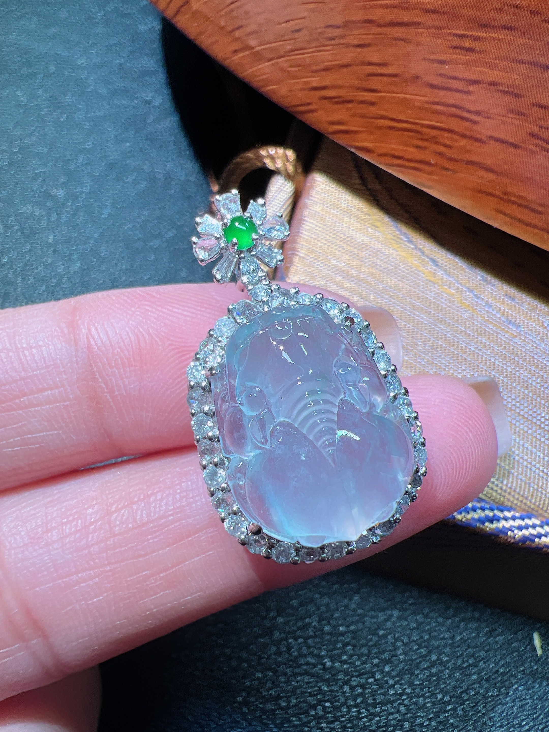 18k金满钻镶嵌白冰貔貅吊坠，整体尺寸56.5/15.7/11.6