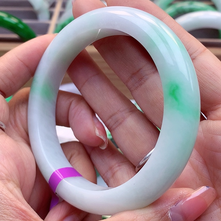 翡翠手镯未镶嵌魑**魉翡翠