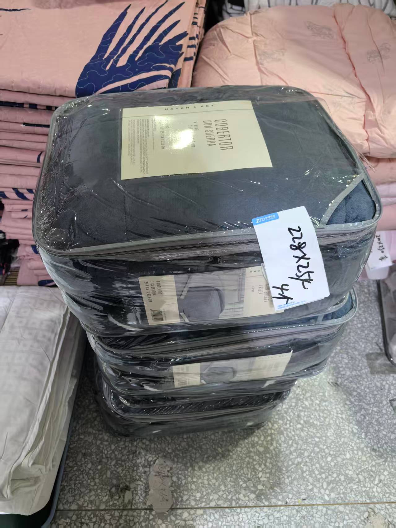 《厚广家》3楼228×254深蓝色法兰绒/羊羔绒被子 发1张