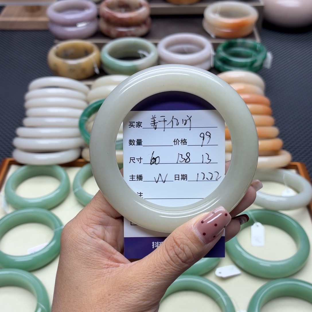 姜***吖石英质玉未镶嵌手镯