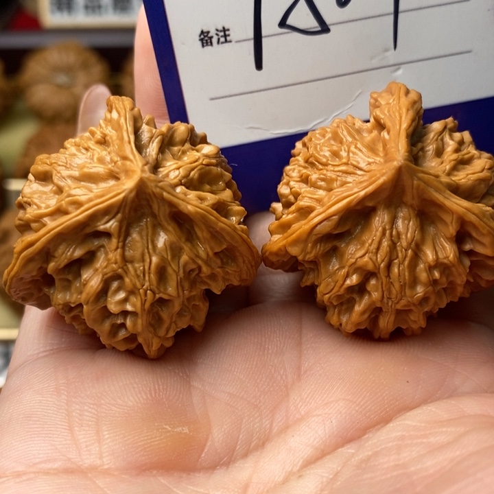 …***…桃核把件三棱三棱