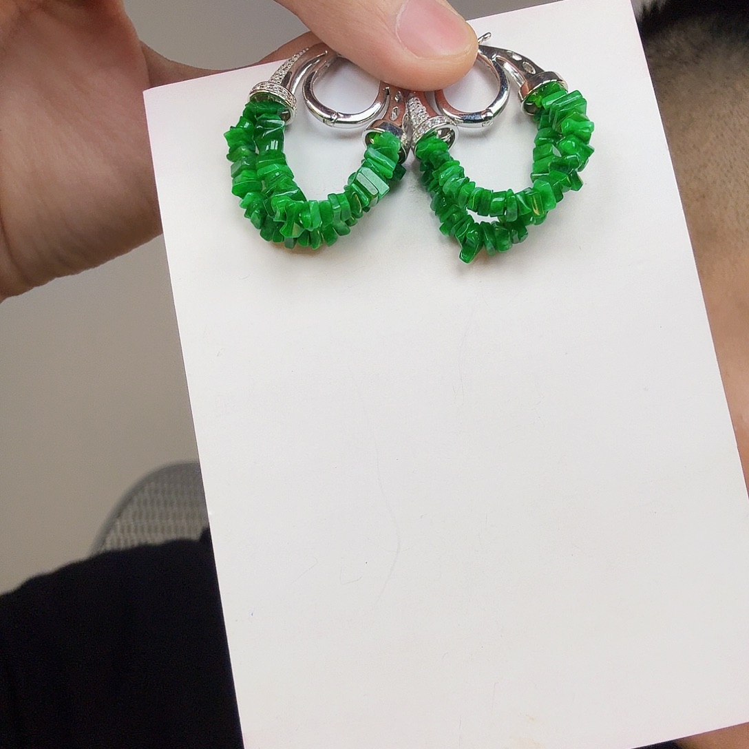 翡翠未镶嵌颈饰一对