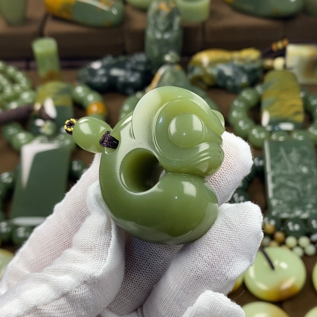 岫岩老玉（透闪石质玉）未镶嵌颈饰