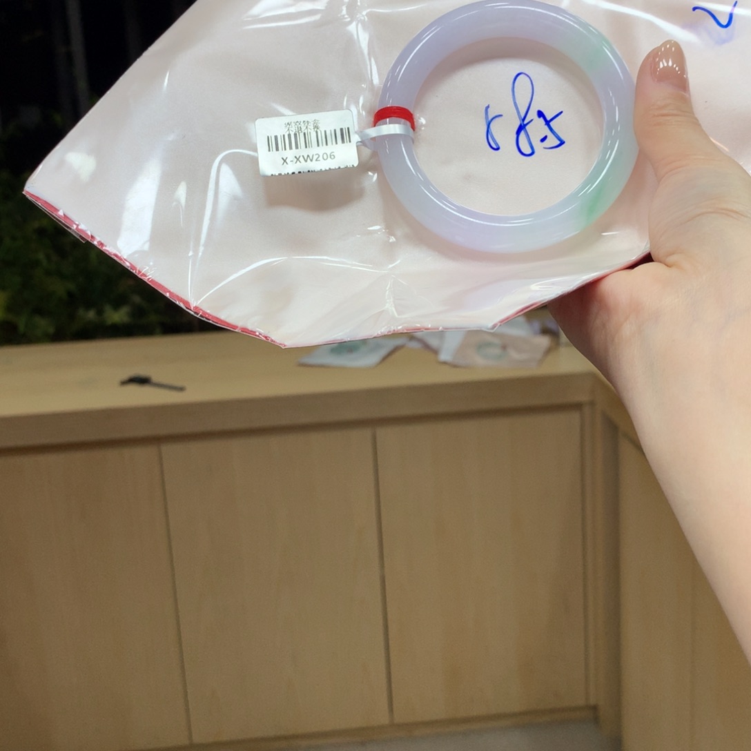 翡翠手镯未镶嵌不退不换