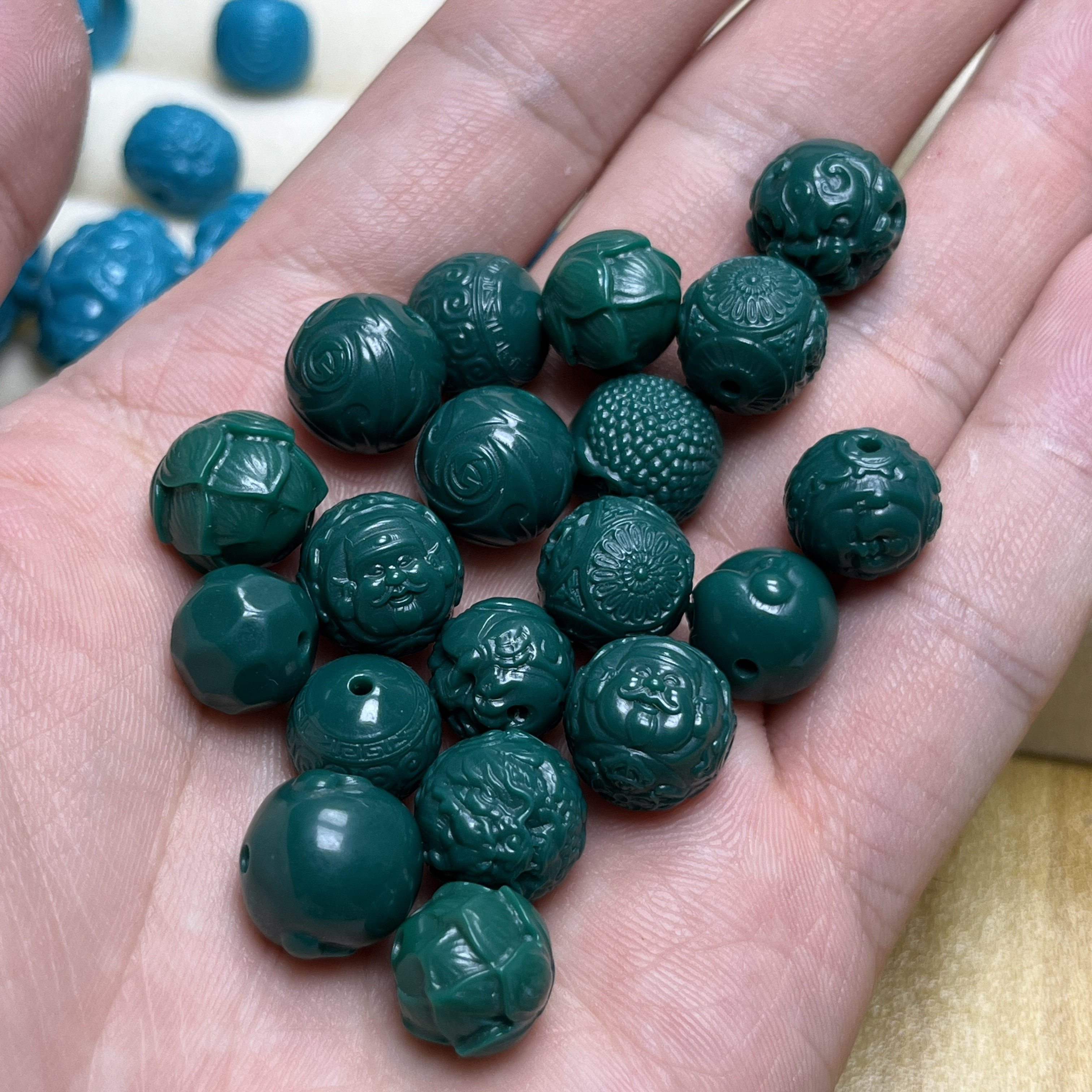高瓷玉化地狱蓝精工雕刻科技松圆珠，尺寸10-12㎜，发其一