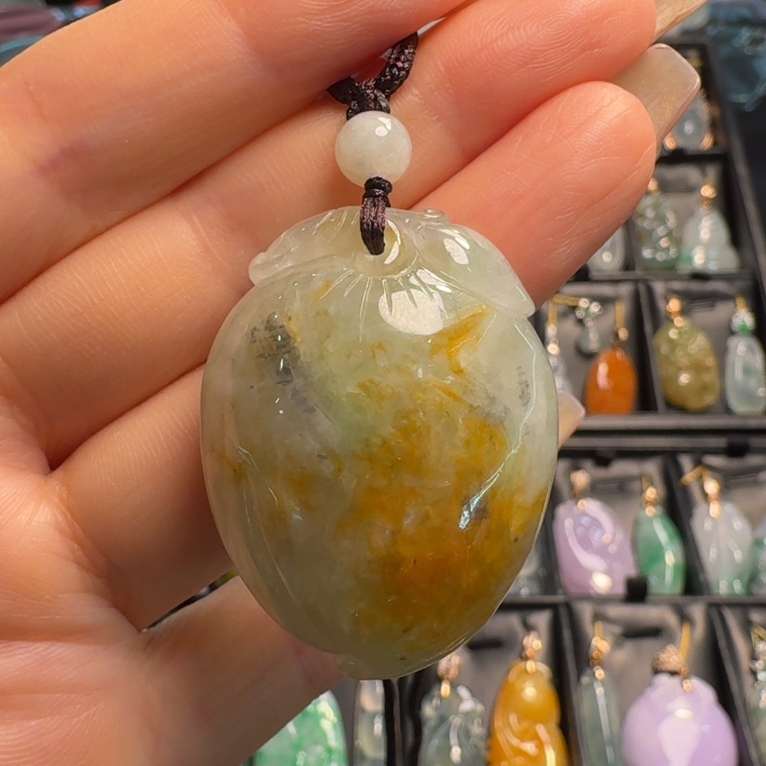 翡翠未镶嵌颈饰寿桃