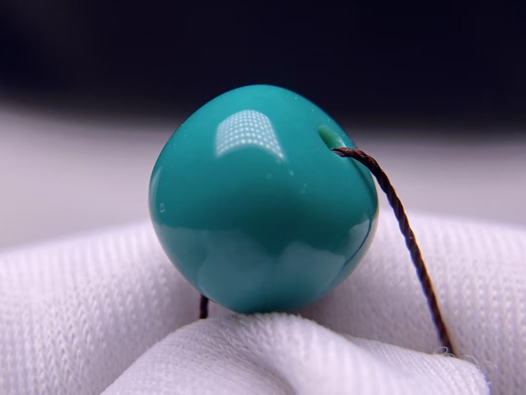 原矿精品老型绿松石单珠，料质细腻玉润干净，尺寸9x8mm，重1克（061）