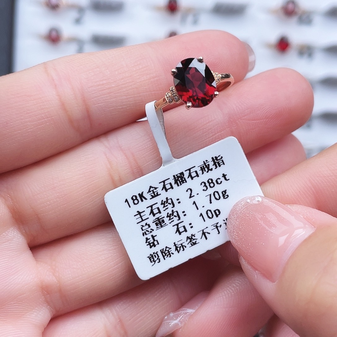 18K金镶嵌戒指石榴石