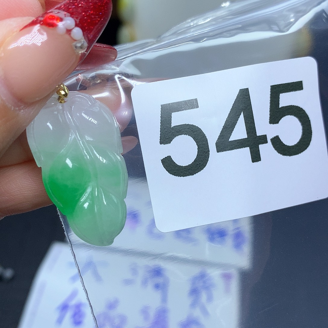 翡翠吊坠(赠链)未镶嵌