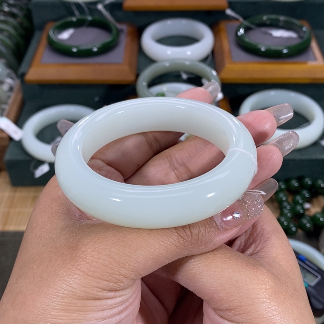 和田玉手镯未镶嵌