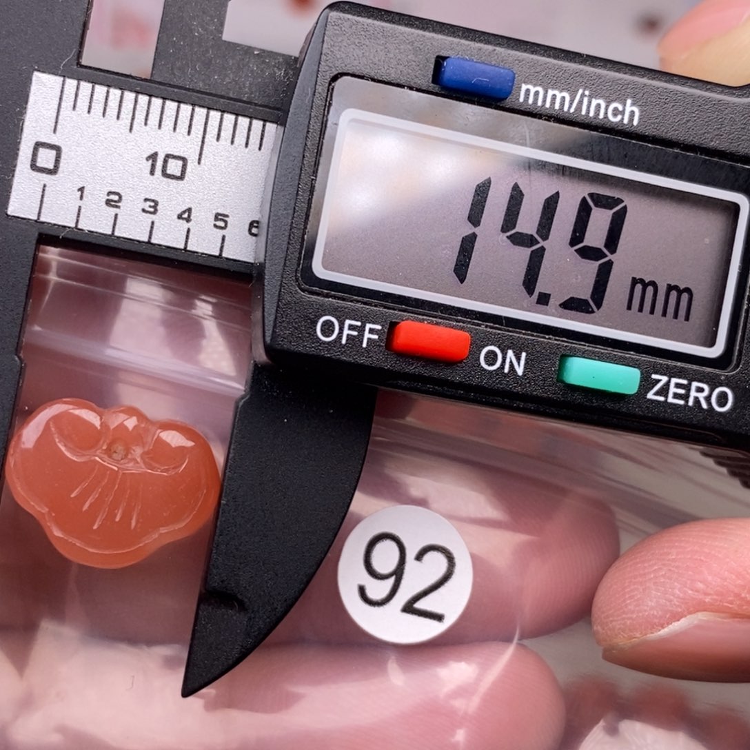 南红玛瑙未镶嵌配饰有瑕疵