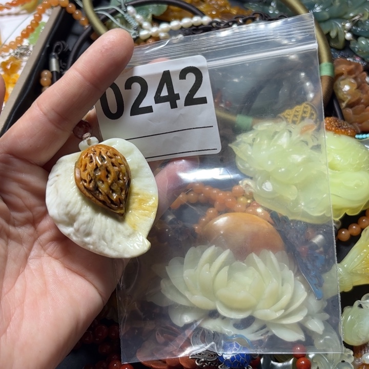 妙***音蛇纹石玉未镶嵌把件