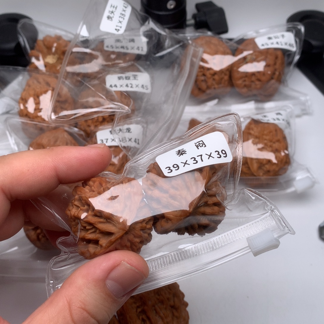 李***某文玩核桃吊坠秦闷