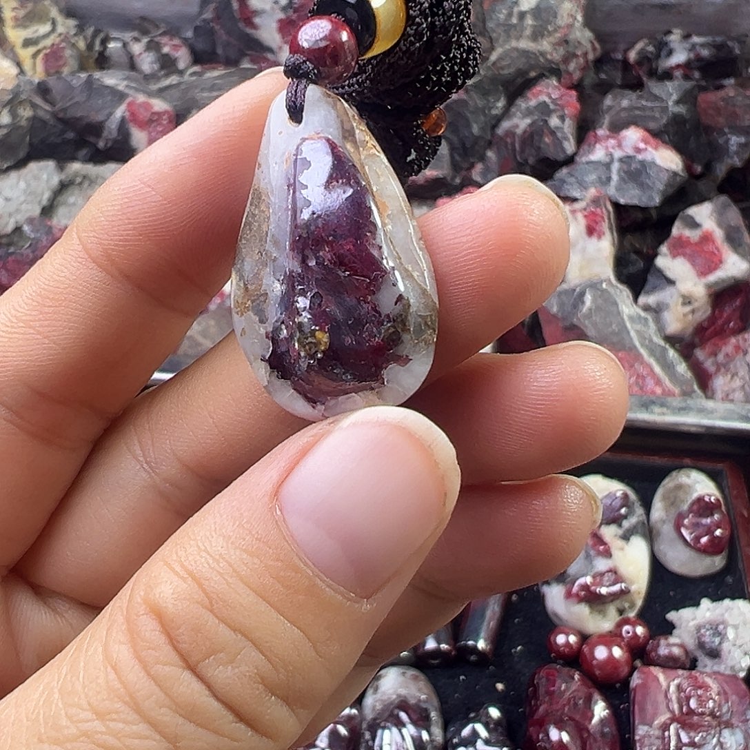 天然辰砂天然原矿朱砂吊坠