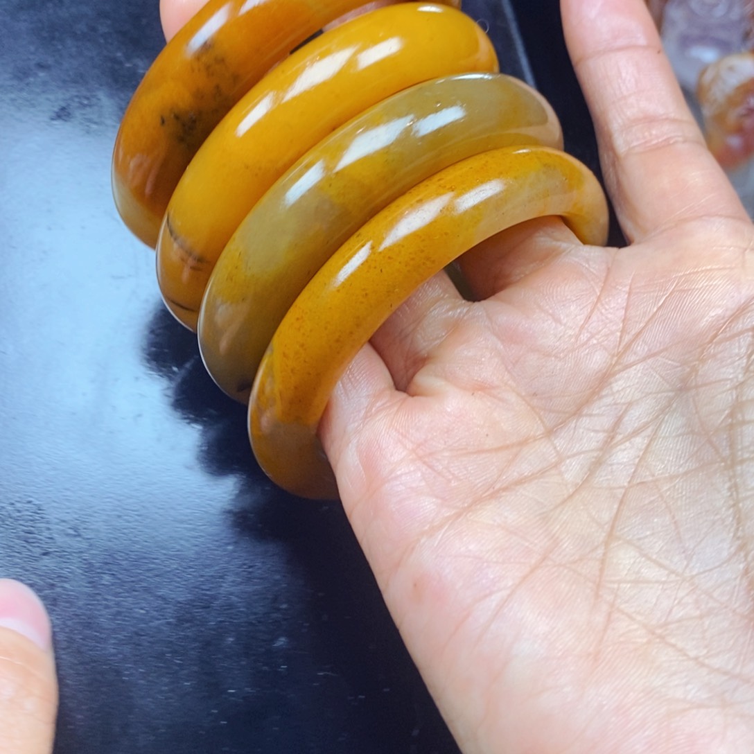 石英质玉（黄龙玉）未镶嵌颈饰