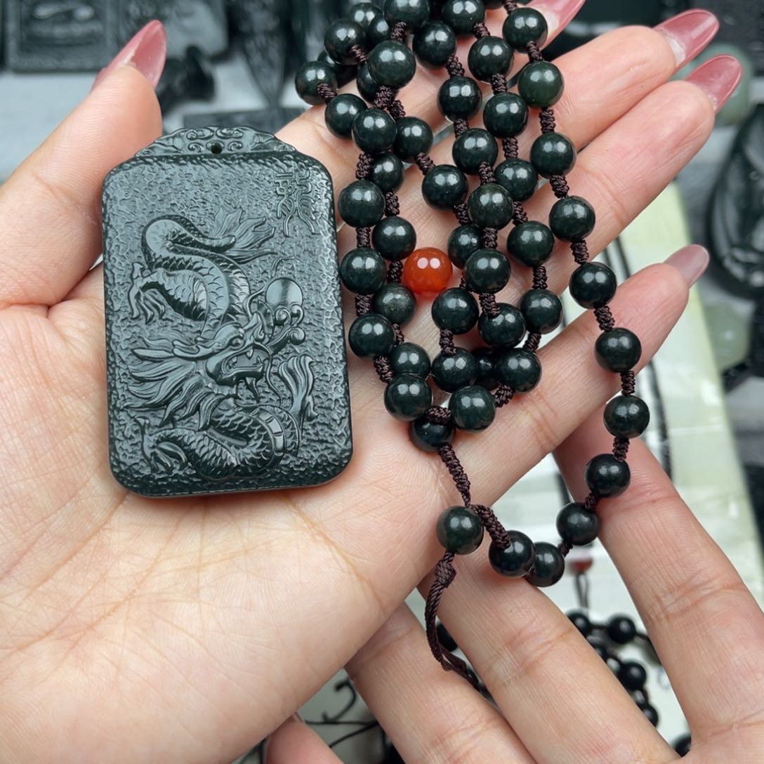 和田玉颈饰未镶嵌钢****者