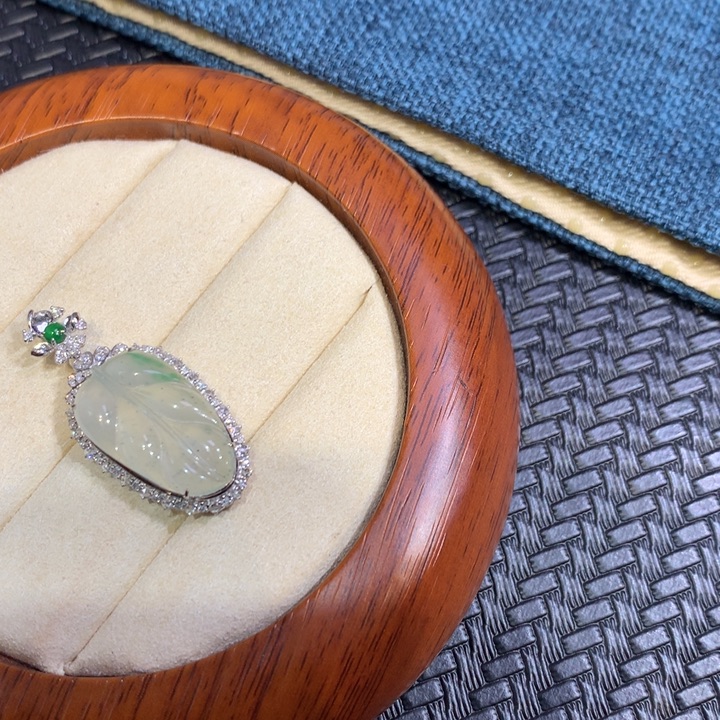 【闪购商品】颈饰18K金镶嵌翡翠