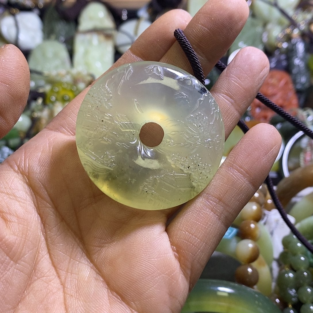 岫玉未镶嵌车挂一个挂件